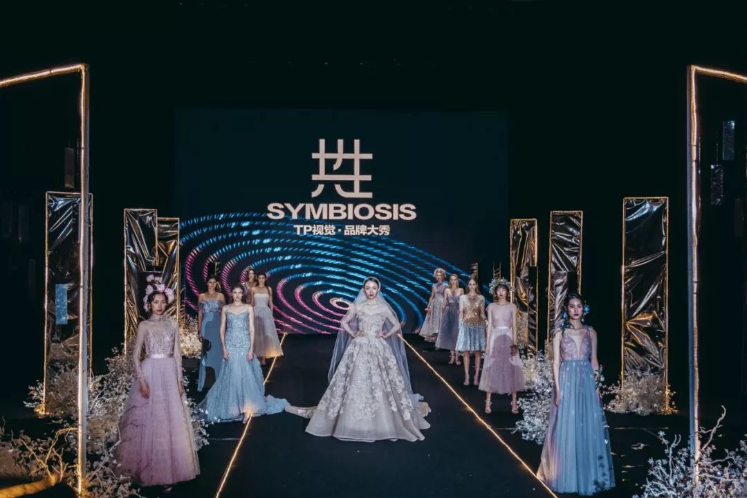 品牌時(shí)裝秀以戀人感情發(fā)展為主線，呈現(xiàn)別開(kāi)生面的視聽(tīng)盛宴
