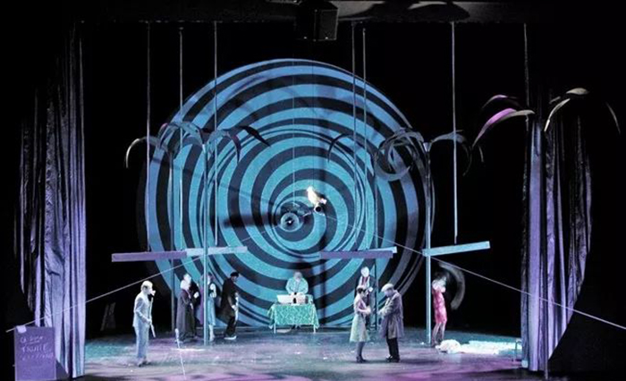 演繹不同版本的《波西米亞人》舞臺劇表演，一次嗨個夠
