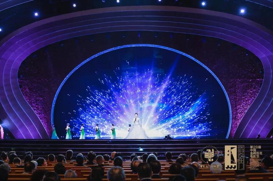 電影節(jié)活動策劃了三個篇章，貫穿了海浪、金沙和日光照耀的金雞剪影元素