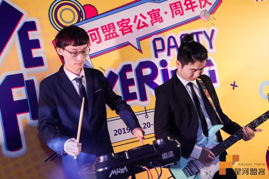 燈光閃爍一秒，瞬間進入周年慶典活動，面具策劃形式很朋克