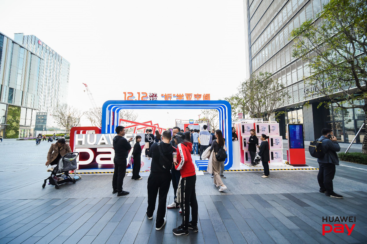 手機快閃店活動現(xiàn)場驚現(xiàn)許多智能黑科技，全新體驗等你來
