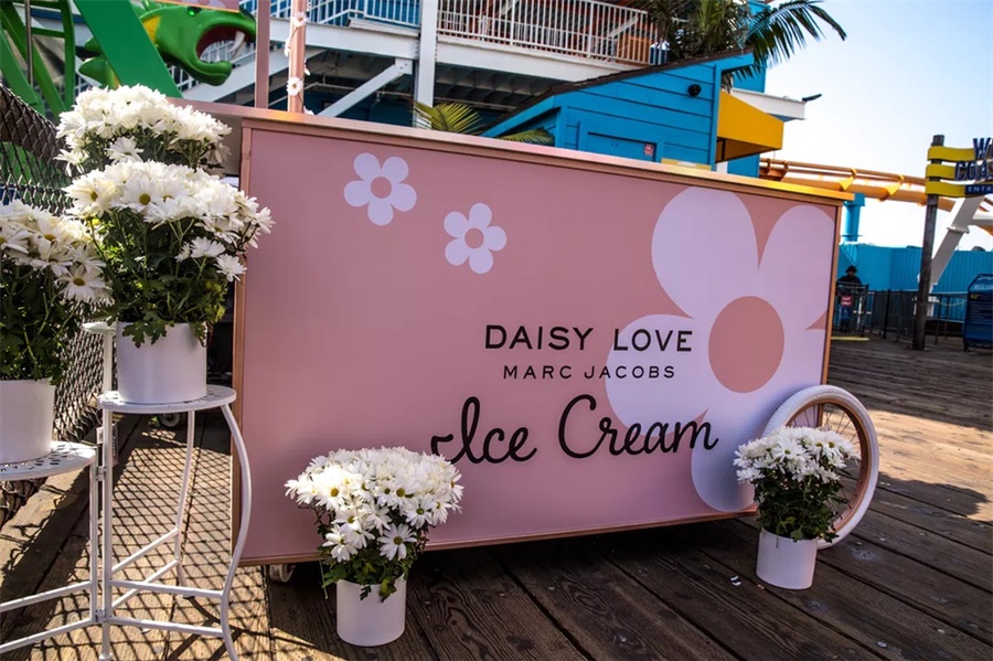 這朵小雛菊很香:馬克·雅可布香水發(fā)布派對 - 第5張 - 會展活動策劃CCASY.COM 這朵小雛菊很香:馬克·雅可布香水發(fā)布派對 - 第5張