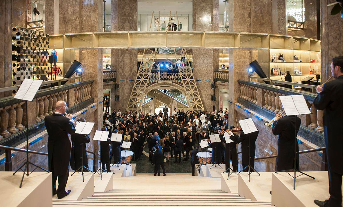 香榭麗舍大街開起了香檳四溢彩的派對(duì)|玩轉(zhuǎn)我的潮姿態(tài) - 第1張 - 會(huì)展活動(dòng)策劃CCASY.COM 香榭麗舍大街開起了香檳四溢彩的派對(duì)|玩轉(zhuǎn)我的潮姿態(tài) - 第1張