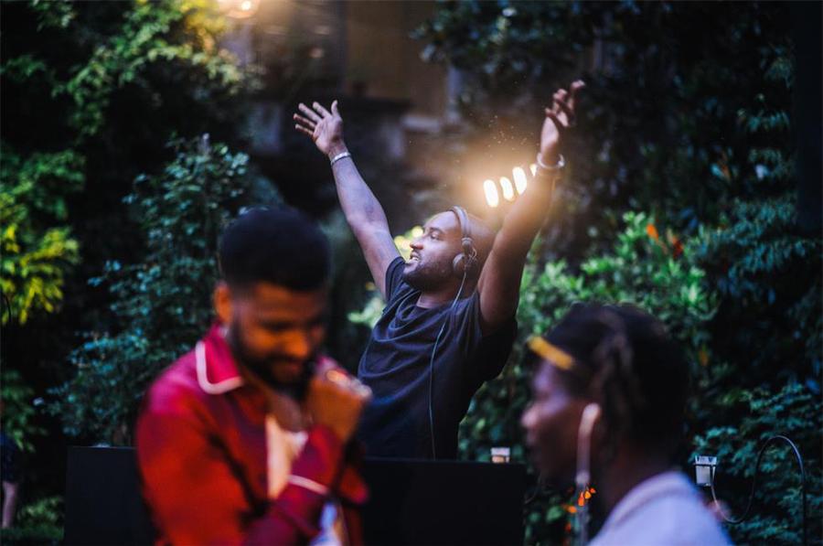 著名DJ維吉爾·阿布洛現(xiàn)場(chǎng)花園雞尾酒派對(duì)打碟|玩轉(zhuǎn)我的潮姿態(tài) - 第1張 - 會(huì)展活動(dòng)策劃CCASY.COM 著名DJ維吉爾·阿布洛現(xiàn)場(chǎng)花園雞尾酒派對(duì)打碟|玩轉(zhuǎn)我的潮姿態(tài) - 第1張