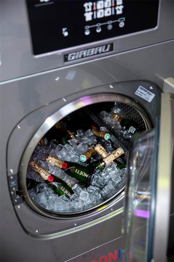 讓·保羅·高緹耶的這場“洗衣店”派對太別開生面了|靈感25區(qū) - 第4張 - 會展活動策劃CCASY.COM 讓·保羅·高緹耶的這場“洗衣店”派對太別開生面了|靈感25區(qū) - 第4張