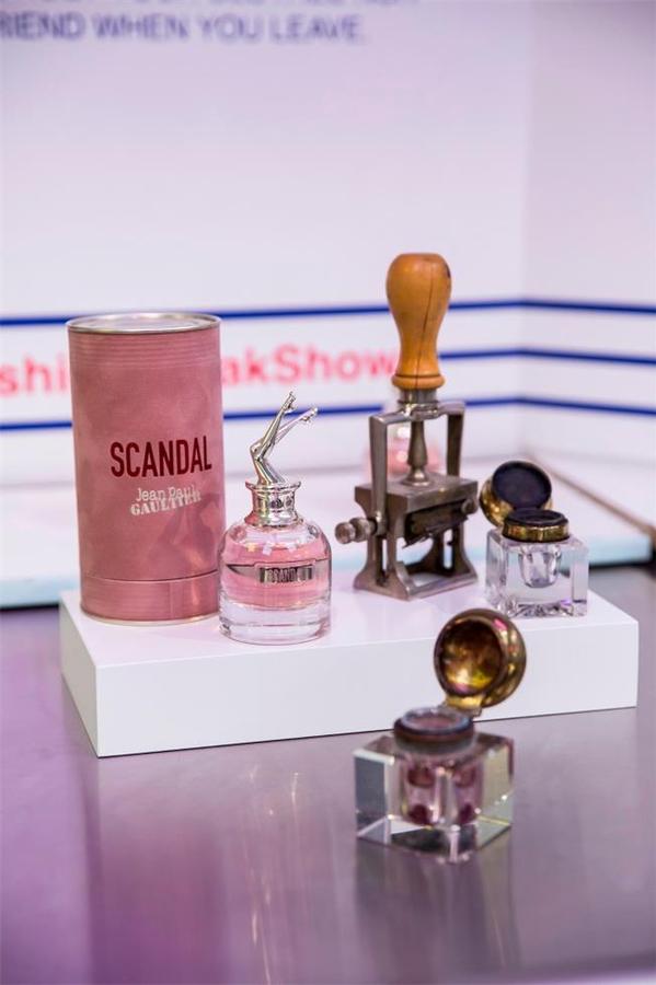 讓·保羅·高緹耶的這場“洗衣店”派對太別開生面了|靈感25區(qū) - 第1張 - 會展活動策劃CCASY.COM 讓·保羅·高緹耶的這場“洗衣店”派對太別開生面了|靈感25區(qū) - 第1張