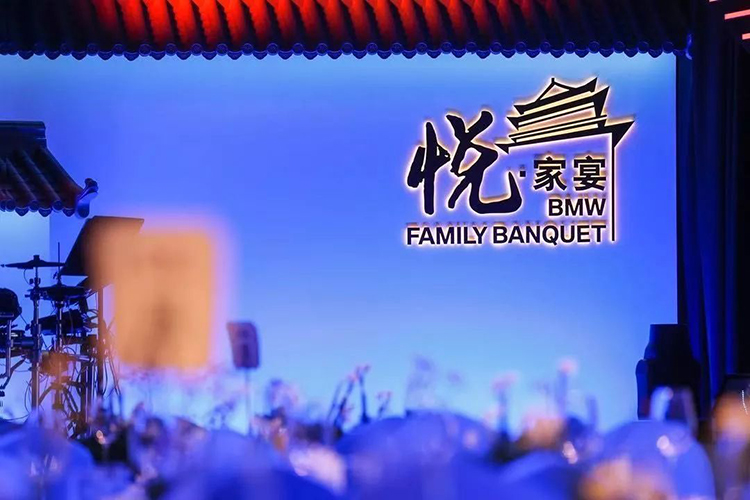 “越來(lái)越會(huì)玩兒”的發(fā)布會(huì)活動(dòng)真新穎，現(xiàn)場(chǎng)擺攤販賣中華傳統(tǒng)小吃