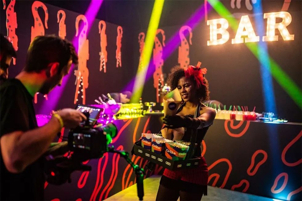 讓人眼花繚亂的汽車發(fā)布會變成了一場三幕的馬戲表演 - 第10張 - 會展活動策劃CCASY.COM 讓人眼花繚亂的汽車發(fā)布會變成了一場三幕的馬戲表演 - 第10張