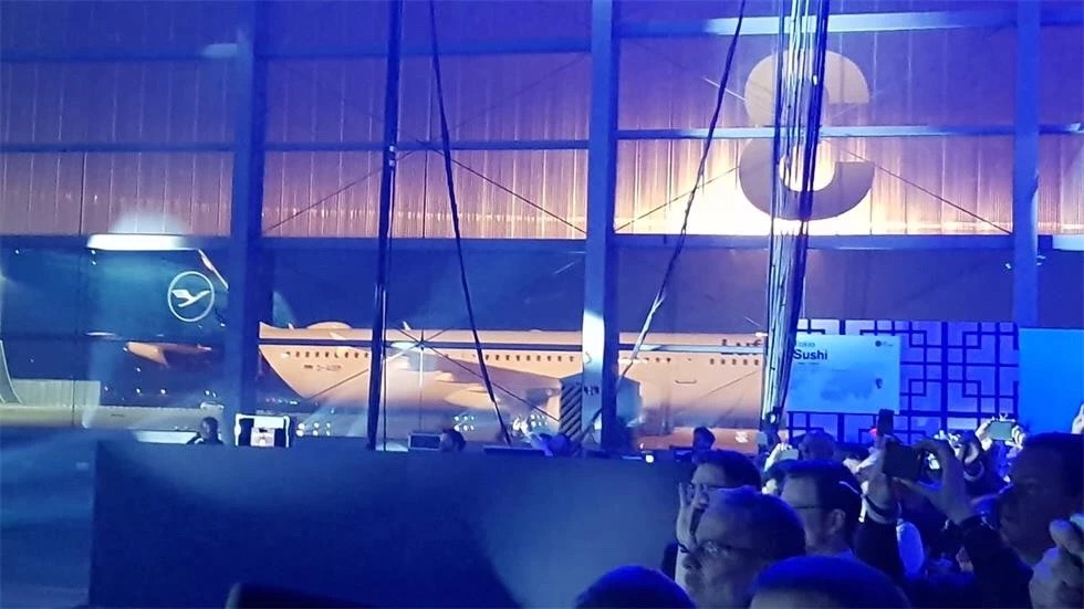 航空公司發(fā)布會(huì)策劃了一個(gè)將客人、手機(jī)和屏幕連接在一起的藝術(shù)裝置