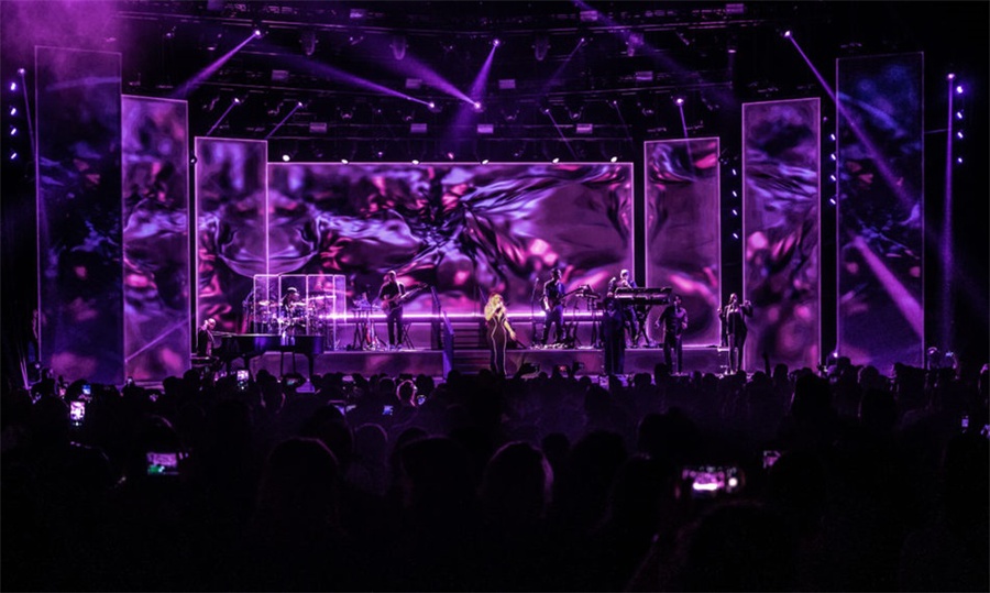 這場(chǎng)演唱會(huì)用簡(jiǎn)單的LED屏幕陣列打造了非一般震撼效果的舞美設(shè)計(jì) - 第13張 - 會(huì)展活動(dòng)策劃CCASY.COM 這場(chǎng)演唱會(huì)用簡(jiǎn)單的LED屏幕陣列打造了非一般震撼效果的舞美設(shè)計(jì) - 第13張