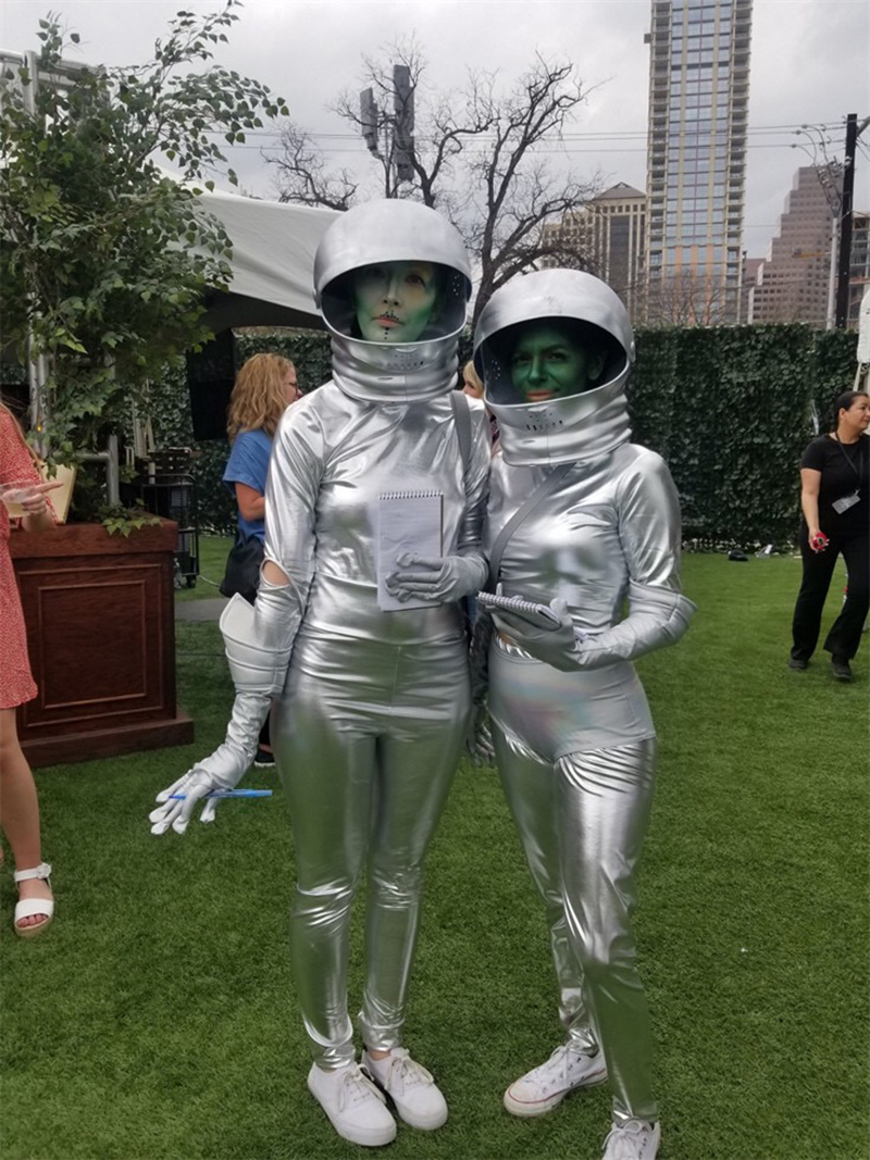 西南偏南音樂(lè)節(jié)的《好兆頭》的發(fā)布會(huì)策劃了一組摩托車車手穿街走巷 - 第10張 - 會(huì)展活動(dòng)策劃CCASY.COM 西南偏南音樂(lè)節(jié)的《好兆頭》的發(fā)布會(huì)策劃了一組摩托車車手穿街走巷 - 第10張