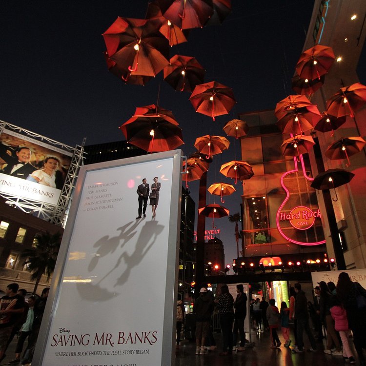 好萊塢大道上的這些雨傘藝術品成就了超過一百萬的印象 - 第1張 - 會展活動策劃CCASY.COM 好萊塢大道上的這些雨傘藝術品成就了超過一百萬的印象 - 第1張