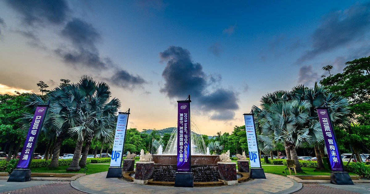 英特爾這個行業(yè)峰會策劃了直徑3米的透視鏡科技裝置 - 第1張 - 會展活動策劃CCASY.COM 英特爾這個行業(yè)峰會策劃了直徑3米的透視鏡科技裝置 - 第1張