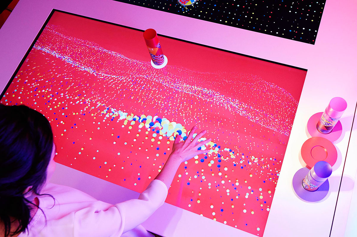 這件智能快閃店的各種黑色技術(shù)設(shè)備讓人處于一個奇思妙想的世界中 - 第4張 - 會展活動策劃CCASY.COM 這件智能快閃店的各種黑色技術(shù)設(shè)備讓人處于一個奇思妙想的世界中 - 第4張