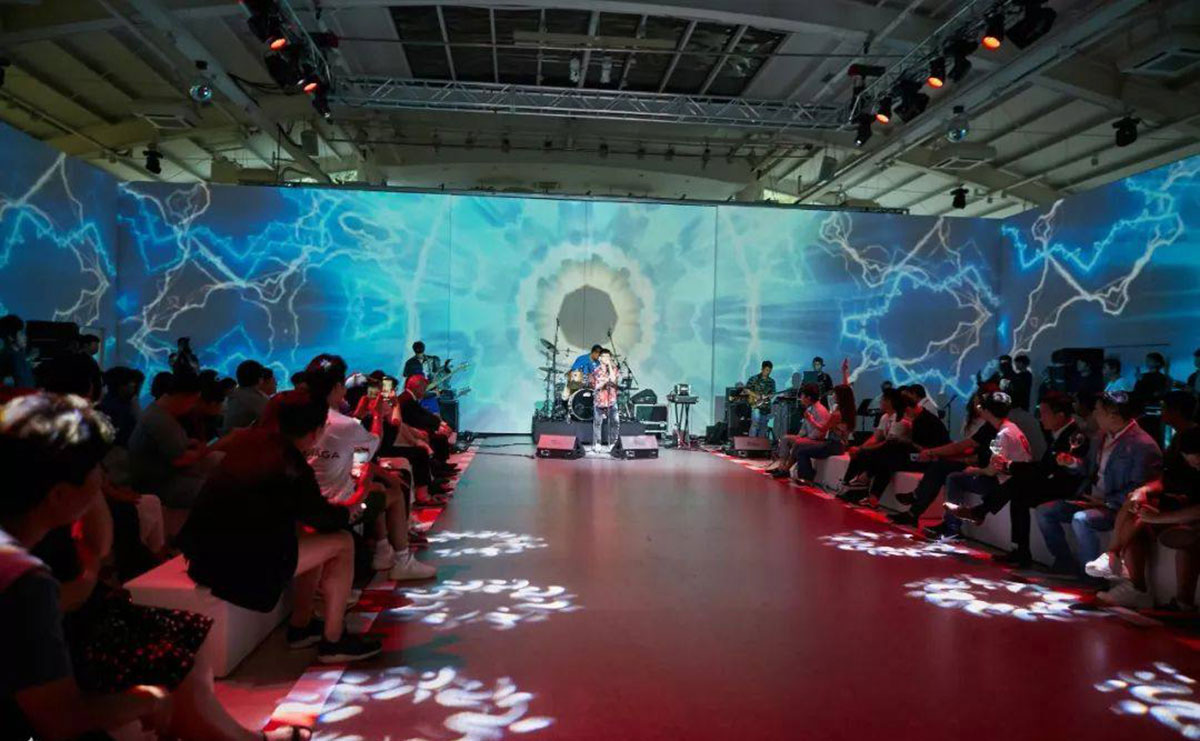 釋放紅色激情的法拉利F8 TRIBUTO發(fā)布會(huì) - 第5張 - 會(huì)展活動(dòng)策劃CCASY.COM 釋放紅色激情的法拉利F8 TRIBUTO發(fā)布會(huì) - 第5張