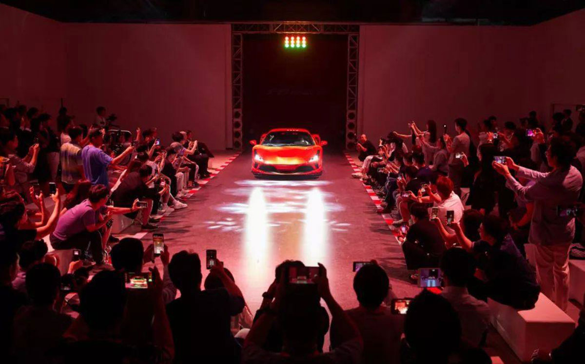 釋放紅色激情的法拉利F8 TRIBUTO發(fā)布會(huì) - 第8張 - 會(huì)展活動(dòng)策劃CCASY.COM 釋放紅色激情的法拉利F8 TRIBUTO發(fā)布會(huì) - 第8張