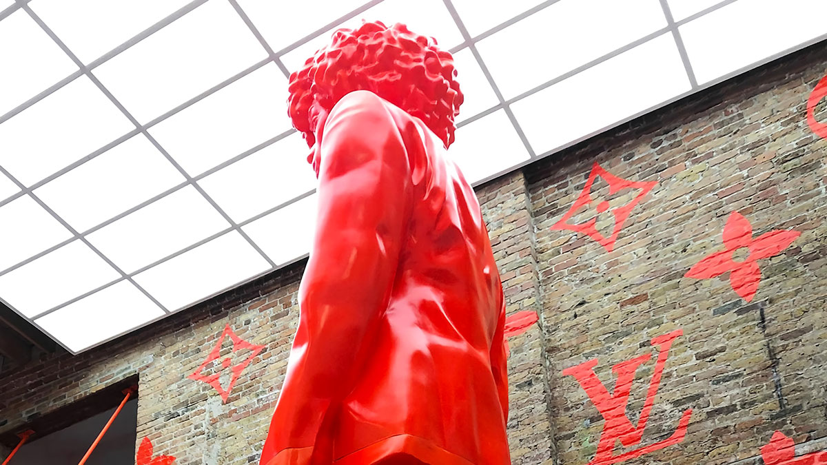 在沉浸式和概念性的橙色背景下，Louis Vuitton芝加哥快閃店帶來了城市的活力