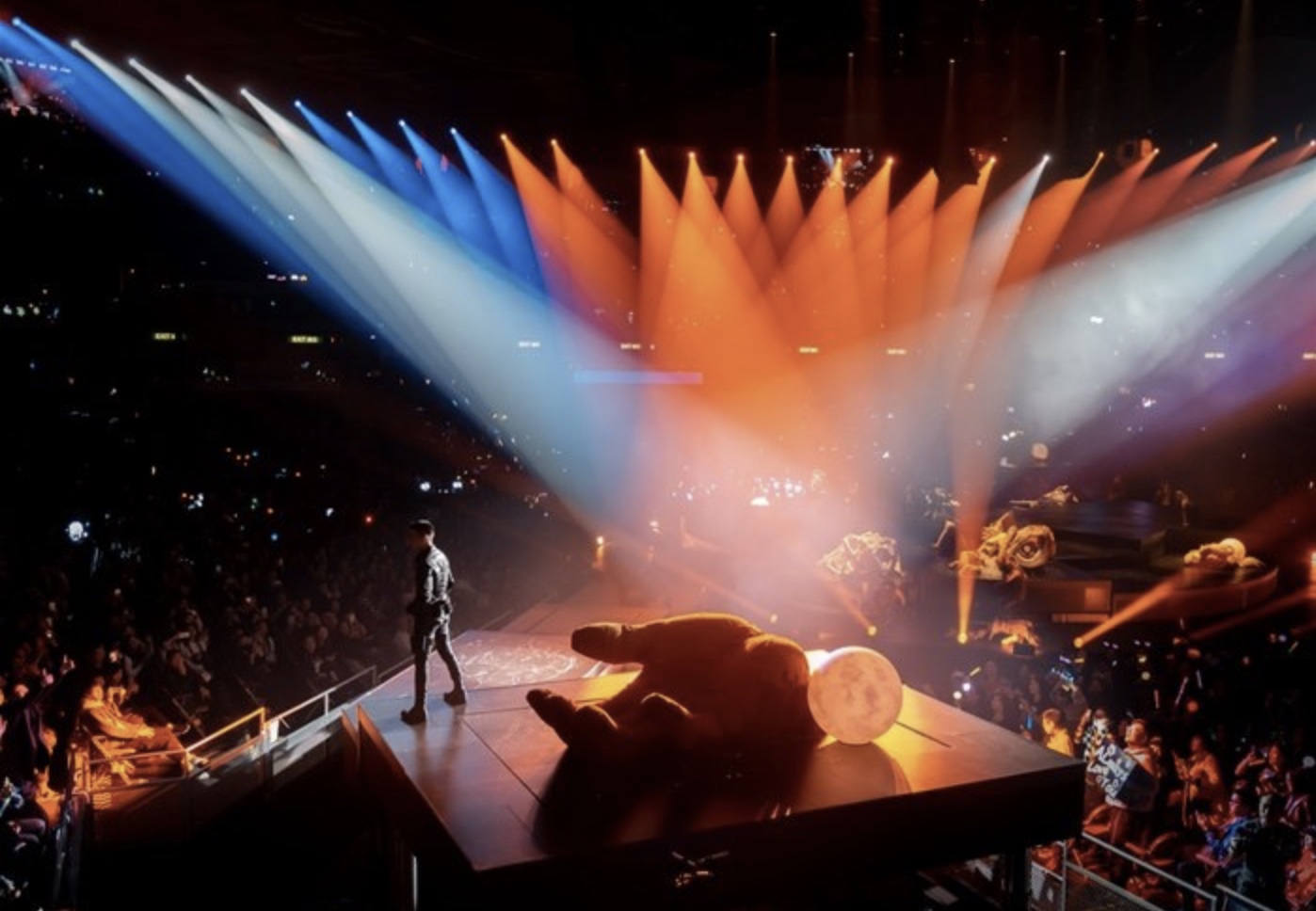 劉德華“我的愛”巡演香港站的舞美設(shè)計(jì)太高級了 - 第3張 - 會展活動策劃CCASY.COM 劉德華“我的愛”巡演香港站的舞美設(shè)計(jì)太高級了 - 第3張