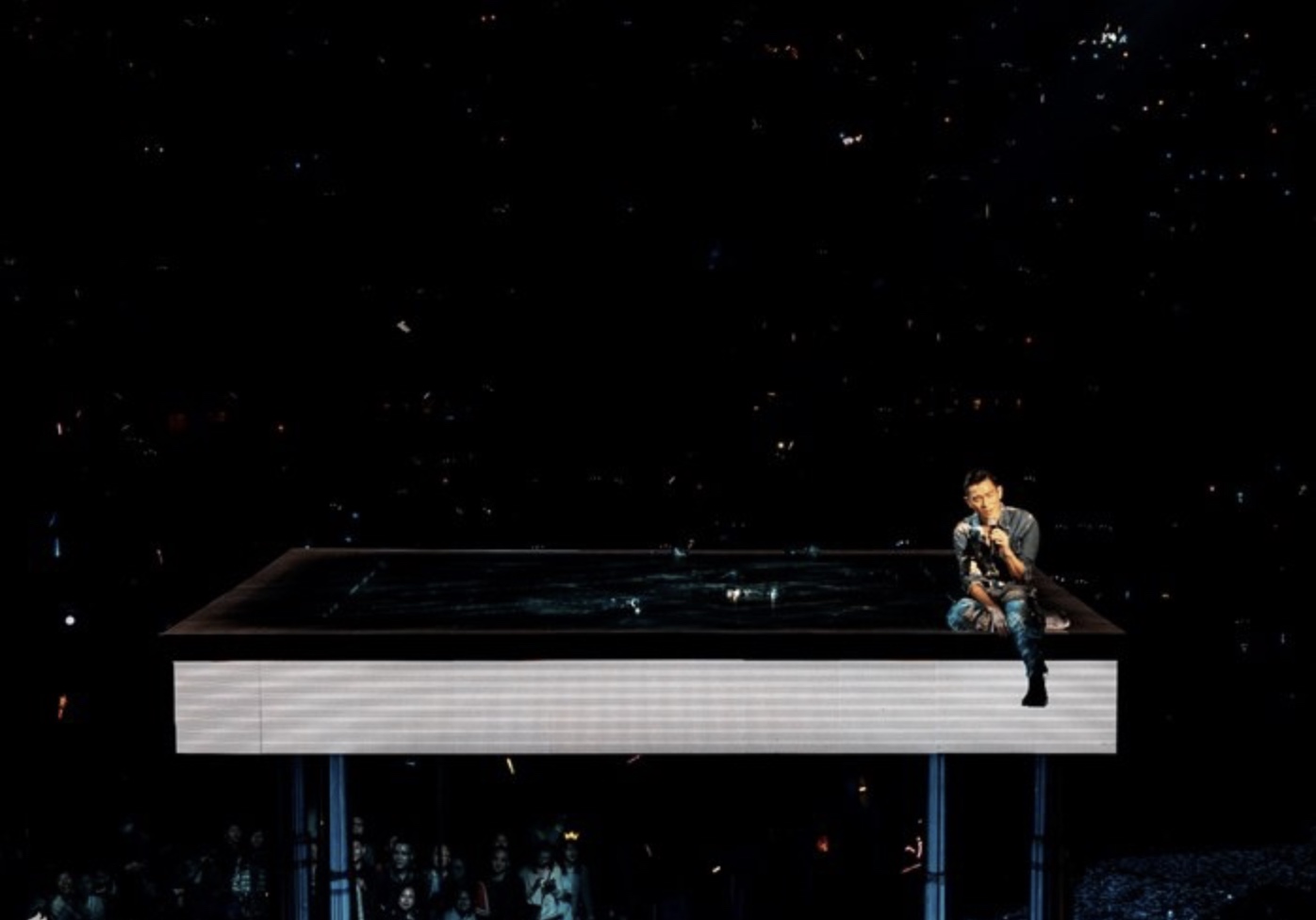 劉德華“我的愛”巡演香港站的舞美設(shè)計(jì)太高級了 - 第4張 - 會展活動策劃CCASY.COM 劉德華“我的愛”巡演香港站的舞美設(shè)計(jì)太高級了 - 第4張