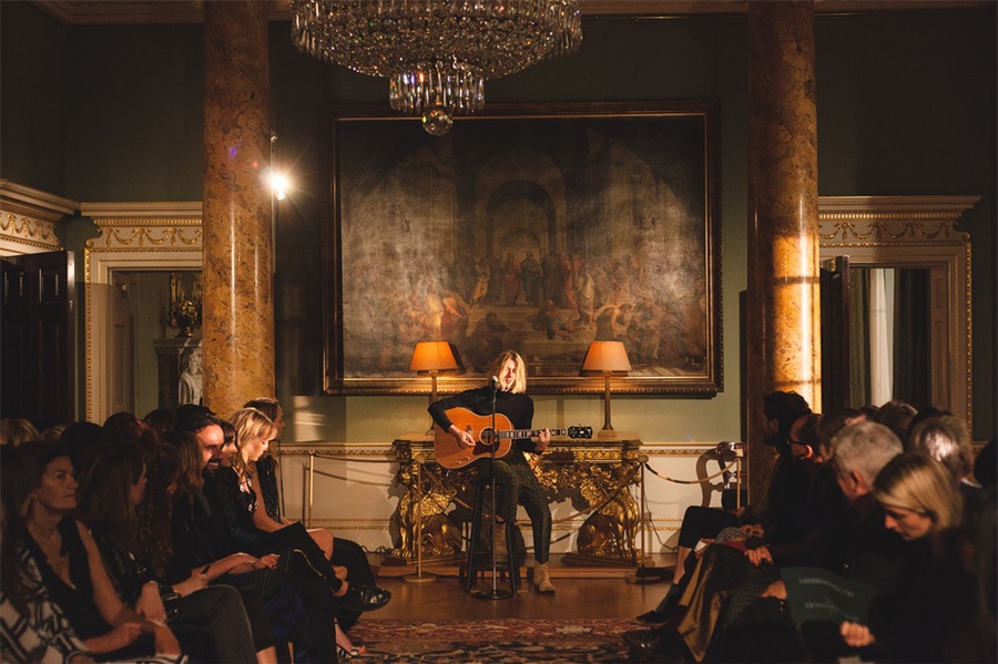 英國(guó)奢侈品電商Farfetch的精致時(shí)裝發(fā)布會(huì)活動(dòng)策劃 - 第2張 - 會(huì)展活動(dòng)策劃CCASY.COM 英國(guó)奢侈品電商Farfetch的精致時(shí)裝發(fā)布會(huì)活動(dòng)策劃 - 第2張