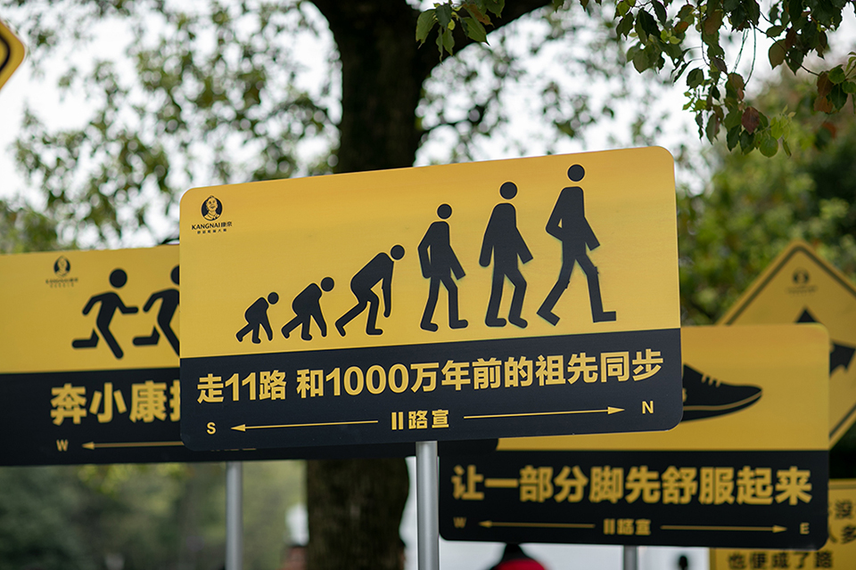 康奈這輛11 路車主題秀吸睛得不要不要的 - 第19張 - 會(huì)展活動(dòng)策劃CCASY.COM 康奈這輛11 路車主題秀吸睛得不要不要的 - 第19張