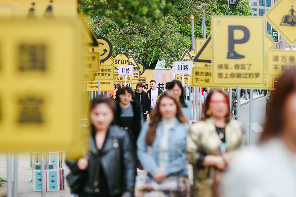 康奈這輛11 路車主題秀吸睛得不要不要的 - 第15張 - 會(huì)展活動(dòng)策劃CCASY.COM 康奈這輛11 路車主題秀吸睛得不要不要的 - 第15張