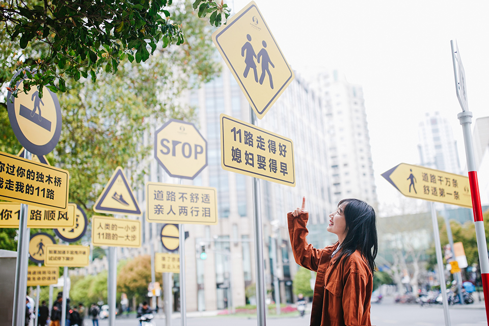 康奈這輛11 路車主題秀吸睛得不要不要的 - 第14張 - 會(huì)展活動(dòng)策劃CCASY.COM 康奈這輛11 路車主題秀吸睛得不要不要的 - 第14張