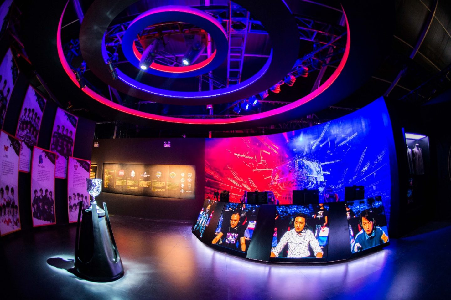 大龍喊你們來(lái)《英雄聯(lián)盟》快閃店逛逛 - 第7張 - 會(huì)展活動(dòng)策劃CCASY.COM 大龍喊你們來(lái)《英雄聯(lián)盟》快閃店逛逛 - 第7張