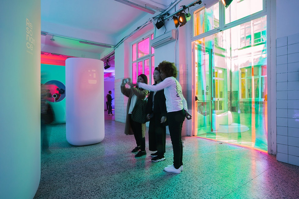 時(shí)尚時(shí)尚最時(shí)尚:這個(gè)“共振”藝術(shù)裝置美翻了 - 第19張 - 會(huì)展活動(dòng)策劃CCASY.COM 時(shí)尚時(shí)尚最時(shí)尚:這個(gè)“共振”藝術(shù)裝置美翻了 - 第19張