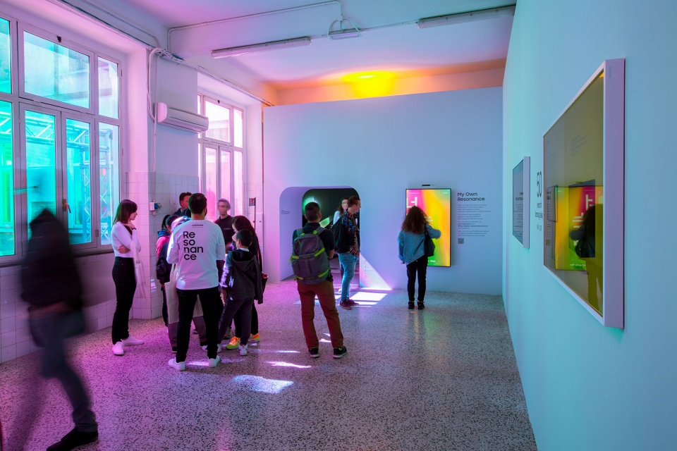 時(shí)尚時(shí)尚最時(shí)尚:這個(gè)“共振”藝術(shù)裝置美翻了 - 第4張 - 會(huì)展活動(dòng)策劃CCASY.COM 時(shí)尚時(shí)尚最時(shí)尚:這個(gè)“共振”藝術(shù)裝置美翻了 - 第4張