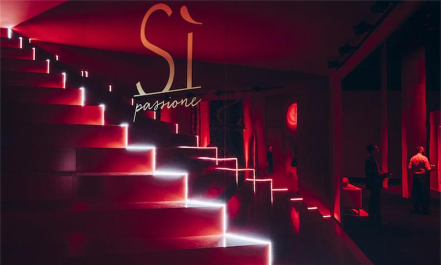 與阿瑪尼開啟一場(chǎng)紅色邂逅:Si Passione迷情摯愛紅色巴黎派對(duì) - 第1張 - 會(huì)展活動(dòng)策劃CCASY.COM 與阿瑪尼開啟一場(chǎng)紅色邂逅:Si Passione迷情摯愛紅色巴黎派對(duì) - 第1張