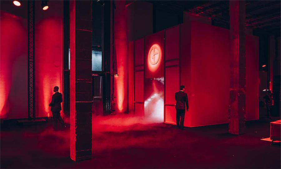 與阿瑪尼開啟一場(chǎng)紅色邂逅:Si Passione迷情摯愛紅色巴黎派對(duì) - 第3張 - 會(huì)展活動(dòng)策劃CCASY.COM 與阿瑪尼開啟一場(chǎng)紅色邂逅:Si Passione迷情摯愛紅色巴黎派對(duì) - 第3張