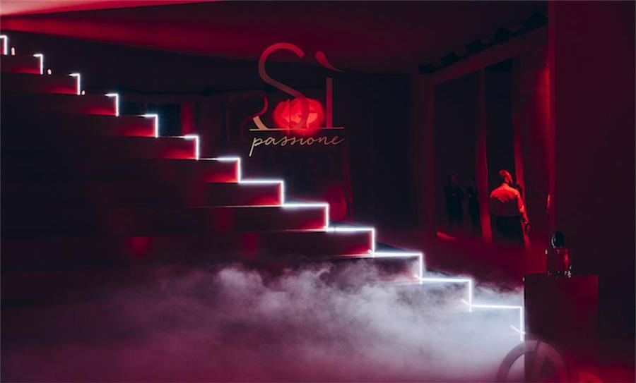與阿瑪尼開啟一場(chǎng)紅色邂逅:Si Passione迷情摯愛紅色巴黎派對(duì) - 第4張 - 會(huì)展活動(dòng)策劃CCASY.COM 與阿瑪尼開啟一場(chǎng)紅色邂逅:Si Passione迷情摯愛紅色巴黎派對(duì) - 第4張