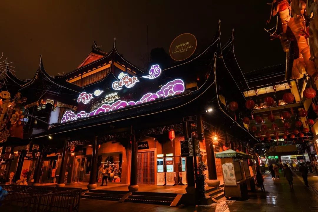 巴黎歐萊雅燈會快閃店活動詮釋著什么是傳統(tǒng)與科技融合、經(jīng)典與現(xiàn)代碰撞