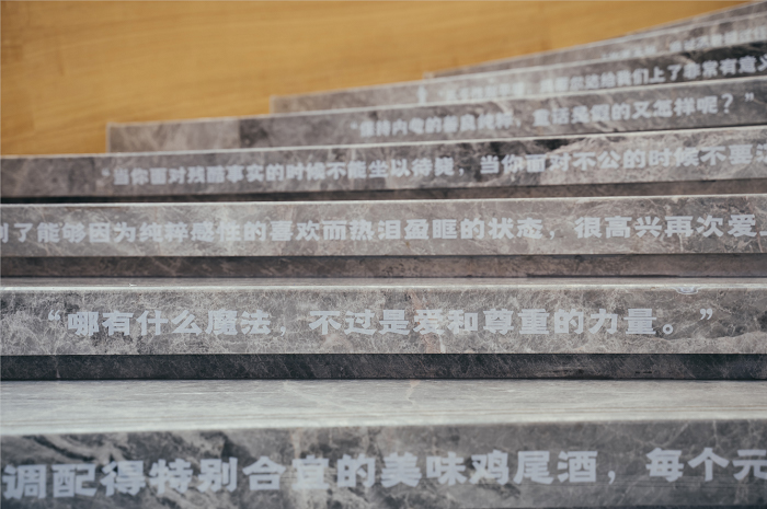 音樂劇的展覽活動形式竟然以一本書開篇，這是一部萬人迷的音樂劇吧