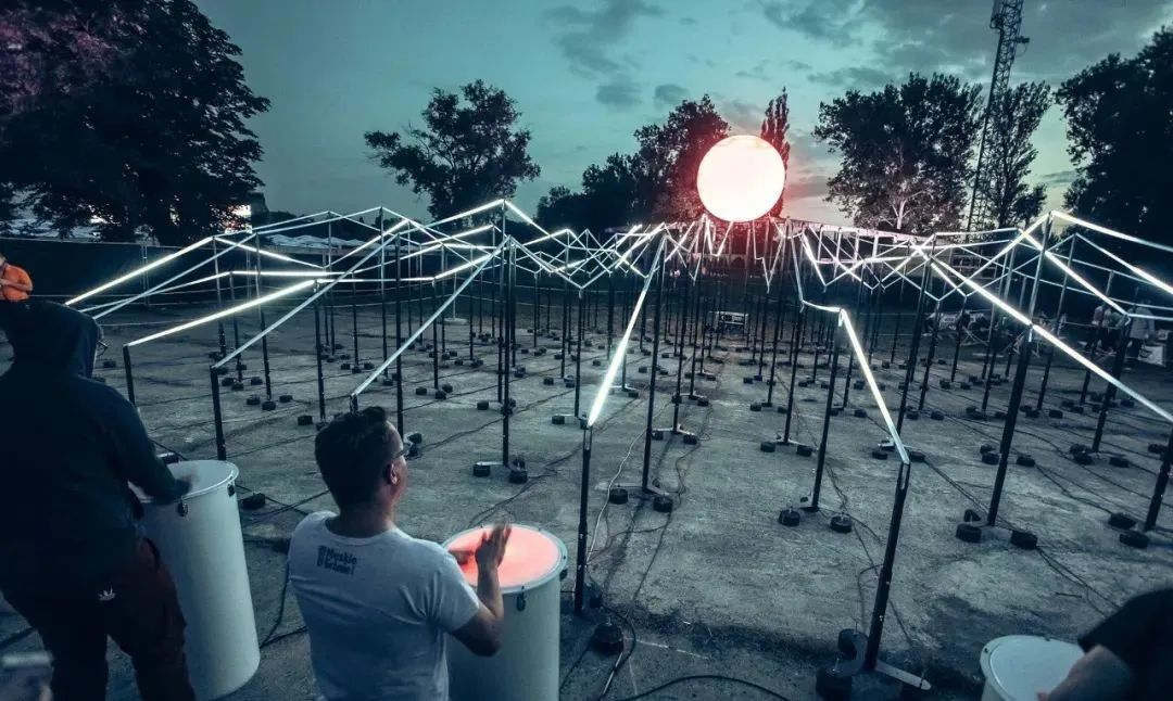 燈光藝術(shù)展覽互動活動的LED互動裝置帶動了全新的群體性解壓方式 - 第7張 - 會展活動策劃CCASY.COM 燈光藝術(shù)展覽互動活動的LED互動裝置帶動了全新的群體性解壓方式 - 第7張