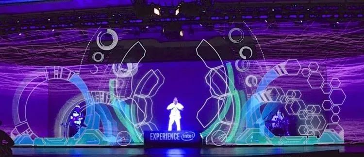 用動作就能操縱視覺的演出活動未來氣息滿滿，身臨其境的視覺效果很大膽