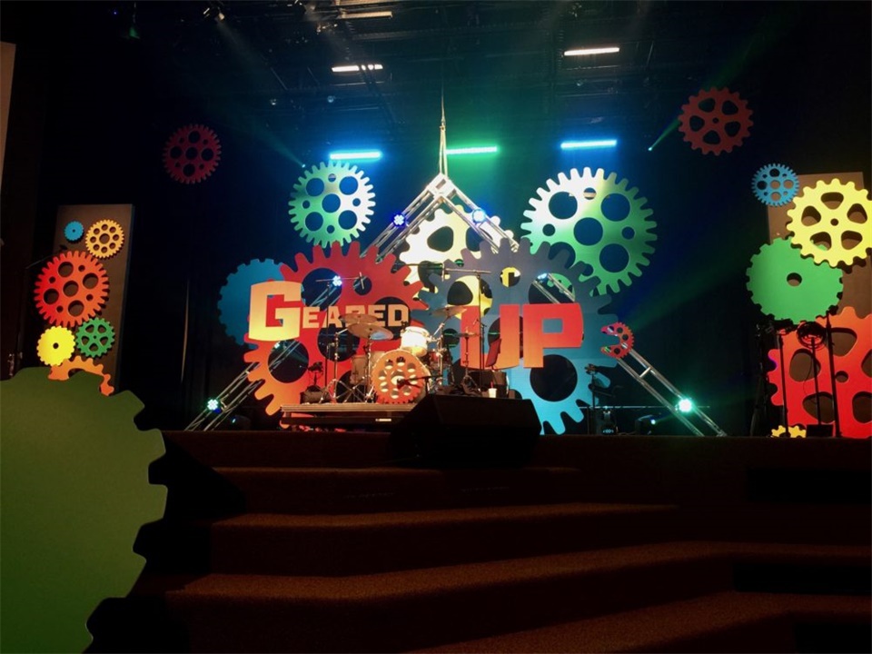 七彩齒輪的舞美設(shè)計增加了慶典活動策劃的層次感 - 第5張 - 會展活動策劃CCASY.COM 七彩齒輪的舞美設(shè)計增加了慶典活動策劃的層次感 - 第5張