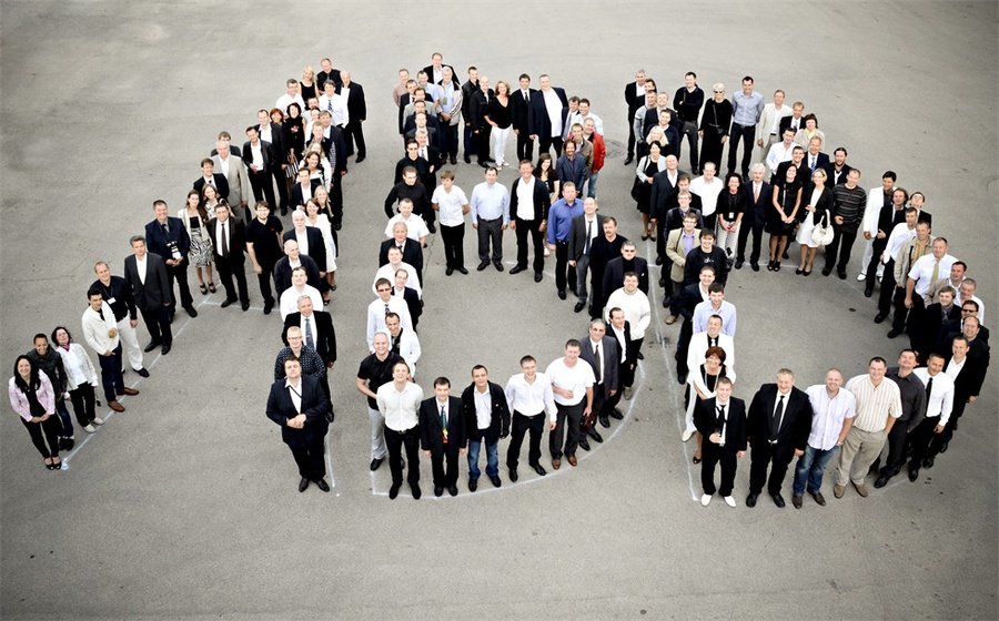 周年慶典派對活動上創(chuàng)造的品牌標(biāo)志營造了一個巧妙的視覺效果 - 第1張 - 會展活動策劃CCASY.COM 周年慶典派對活動上創(chuàng)造的品牌標(biāo)志營造了一個巧妙的視覺效果 - 第1張