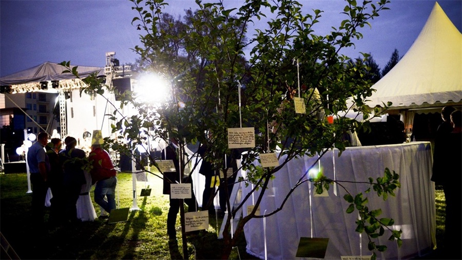 周年慶典派對活動上創(chuàng)造的品牌標(biāo)志營造了一個巧妙的視覺效果 - 第2張 - 會展活動策劃CCASY.COM 周年慶典派對活動上創(chuàng)造的品牌標(biāo)志營造了一個巧妙的視覺效果 - 第2張