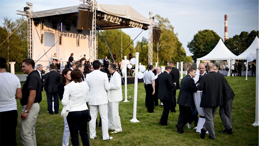 周年慶典派對活動上創(chuàng)造的品牌標(biāo)志營造了一個巧妙的視覺效果 - 第3張 - 會展活動策劃CCASY.COM 周年慶典派對活動上創(chuàng)造的品牌標(biāo)志營造了一個巧妙的視覺效果 - 第3張