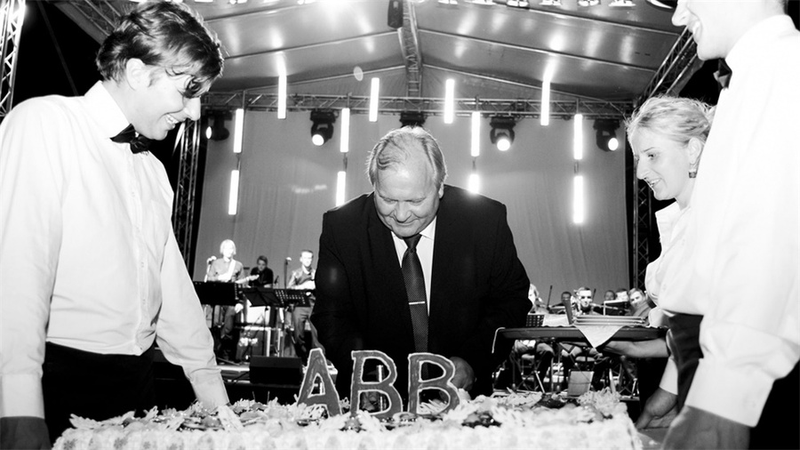 周年慶典派對活動上創(chuàng)造的品牌標(biāo)志營造了一個巧妙的視覺效果 - 第11張 - 會展活動策劃CCASY.COM 周年慶典派對活動上創(chuàng)造的品牌標(biāo)志營造了一個巧妙的視覺效果 - 第11張