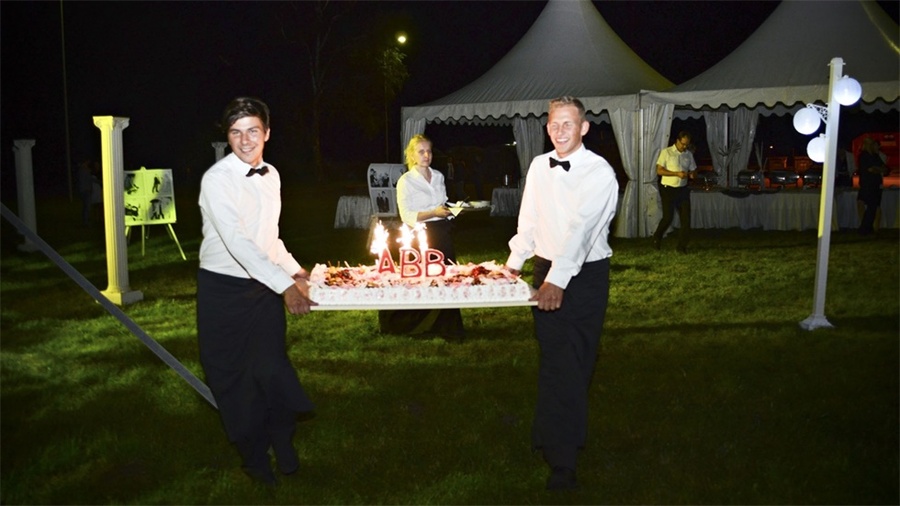 周年慶典派對活動上創(chuàng)造的品牌標(biāo)志營造了一個巧妙的視覺效果 - 第9張 - 會展活動策劃CCASY.COM 周年慶典派對活動上創(chuàng)造的品牌標(biāo)志營造了一個巧妙的視覺效果 - 第9張