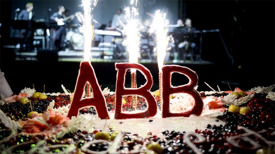 周年慶典派對活動上創(chuàng)造的品牌標(biāo)志營造了一個巧妙的視覺效果 - 第10張 - 會展活動策劃CCASY.COM 周年慶典派對活動上創(chuàng)造的品牌標(biāo)志營造了一個巧妙的視覺效果 - 第10張