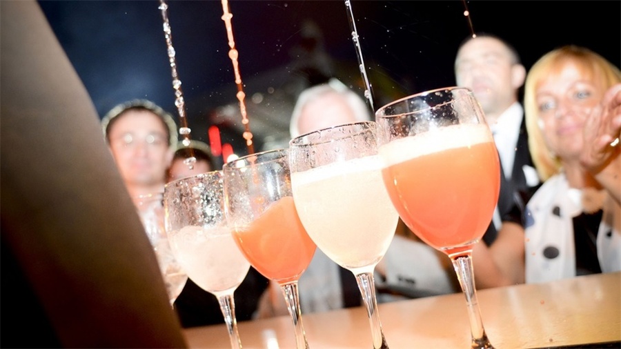 周年慶典派對活動上創(chuàng)造的品牌標(biāo)志營造了一個巧妙的視覺效果 - 第12張 - 會展活動策劃CCASY.COM 周年慶典派對活動上創(chuàng)造的品牌標(biāo)志營造了一個巧妙的視覺效果 - 第12張