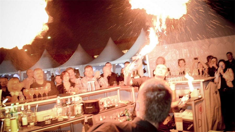 周年慶典派對活動上創(chuàng)造的品牌標(biāo)志營造了一個巧妙的視覺效果 - 第13張 - 會展活動策劃CCASY.COM 周年慶典派對活動上創(chuàng)造的品牌標(biāo)志營造了一個巧妙的視覺效果 - 第13張