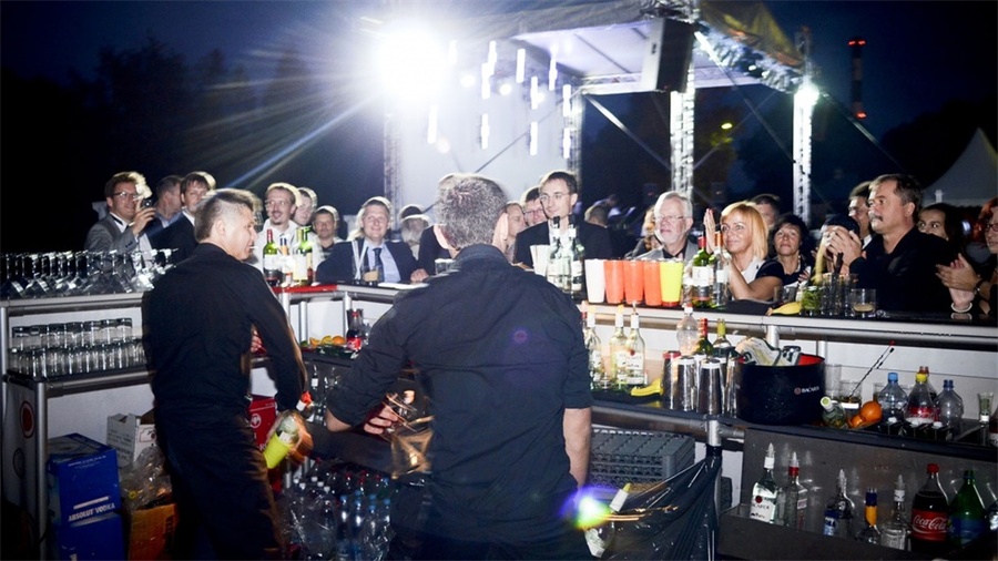 周年慶典派對活動上創(chuàng)造的品牌標(biāo)志營造了一個巧妙的視覺效果 - 第14張 - 會展活動策劃CCASY.COM 周年慶典派對活動上創(chuàng)造的品牌標(biāo)志營造了一個巧妙的視覺效果 - 第14張