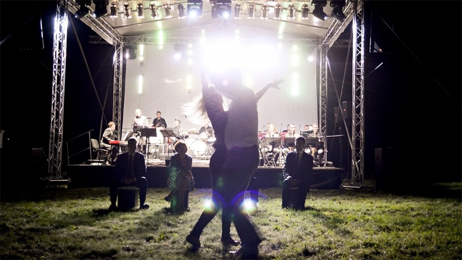 周年慶典派對活動上創(chuàng)造的品牌標(biāo)志營造了一個巧妙的視覺效果 - 第16張 - 會展活動策劃CCASY.COM 周年慶典派對活動上創(chuàng)造的品牌標(biāo)志營造了一個巧妙的視覺效果 - 第16張