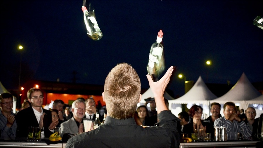 周年慶典派對活動上創(chuàng)造的品牌標(biāo)志營造了一個巧妙的視覺效果 - 第15張 - 會展活動策劃CCASY.COM 周年慶典派對活動上創(chuàng)造的品牌標(biāo)志營造了一個巧妙的視覺效果 - 第15張