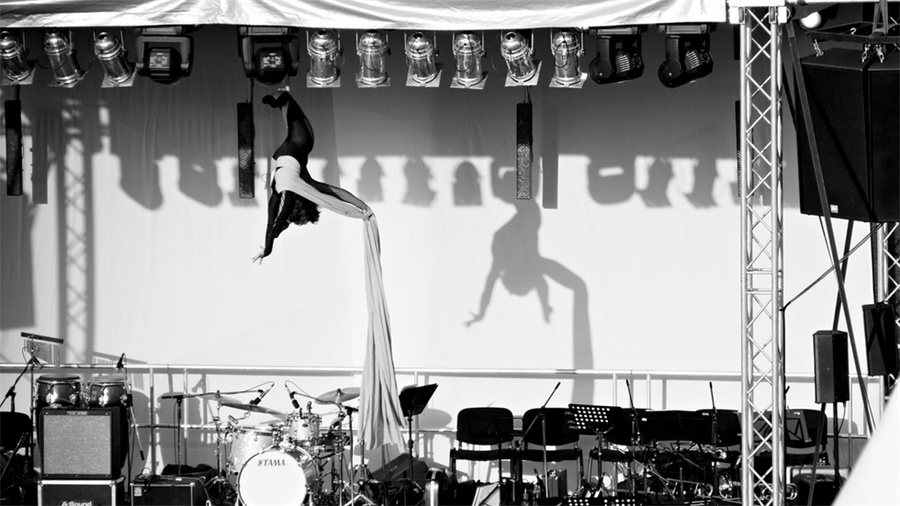 周年慶典派對活動上創(chuàng)造的品牌標(biāo)志營造了一個巧妙的視覺效果 - 第17張 - 會展活動策劃CCASY.COM 周年慶典派對活動上創(chuàng)造的品牌標(biāo)志營造了一個巧妙的視覺效果 - 第17張